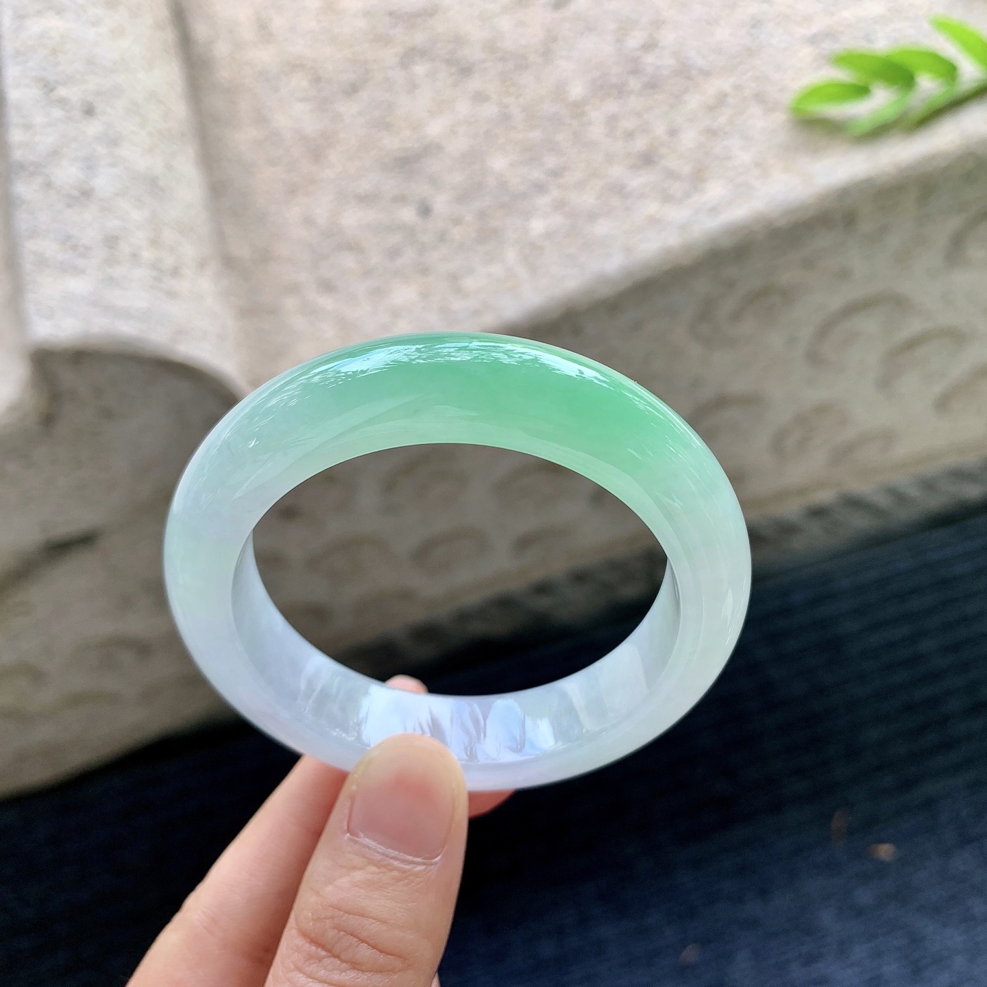 正圈49 50，圈口50.8/12.6/8.8，编码G7090448，冰糯阳绿，水润，清透，种老，细腻，打灯有棉线
