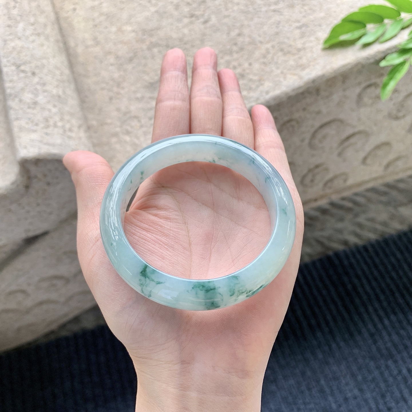正圈57 58，圈口57.2/13/8.6，编码BA090574，糯冰飘花，水润，种老，细腻，无裂。