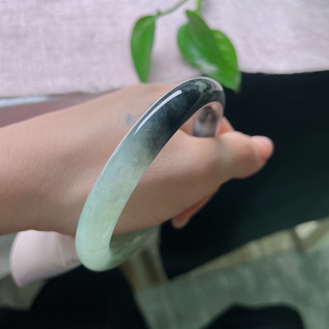 56.5/9.6，乌鸡圆条，一点皮纹，天然水墨意境浑然天成，墨韵在玉骨间缓缓流淌，不刻意雕琢，尽是大自然落笔的山河诗意。ss58012a