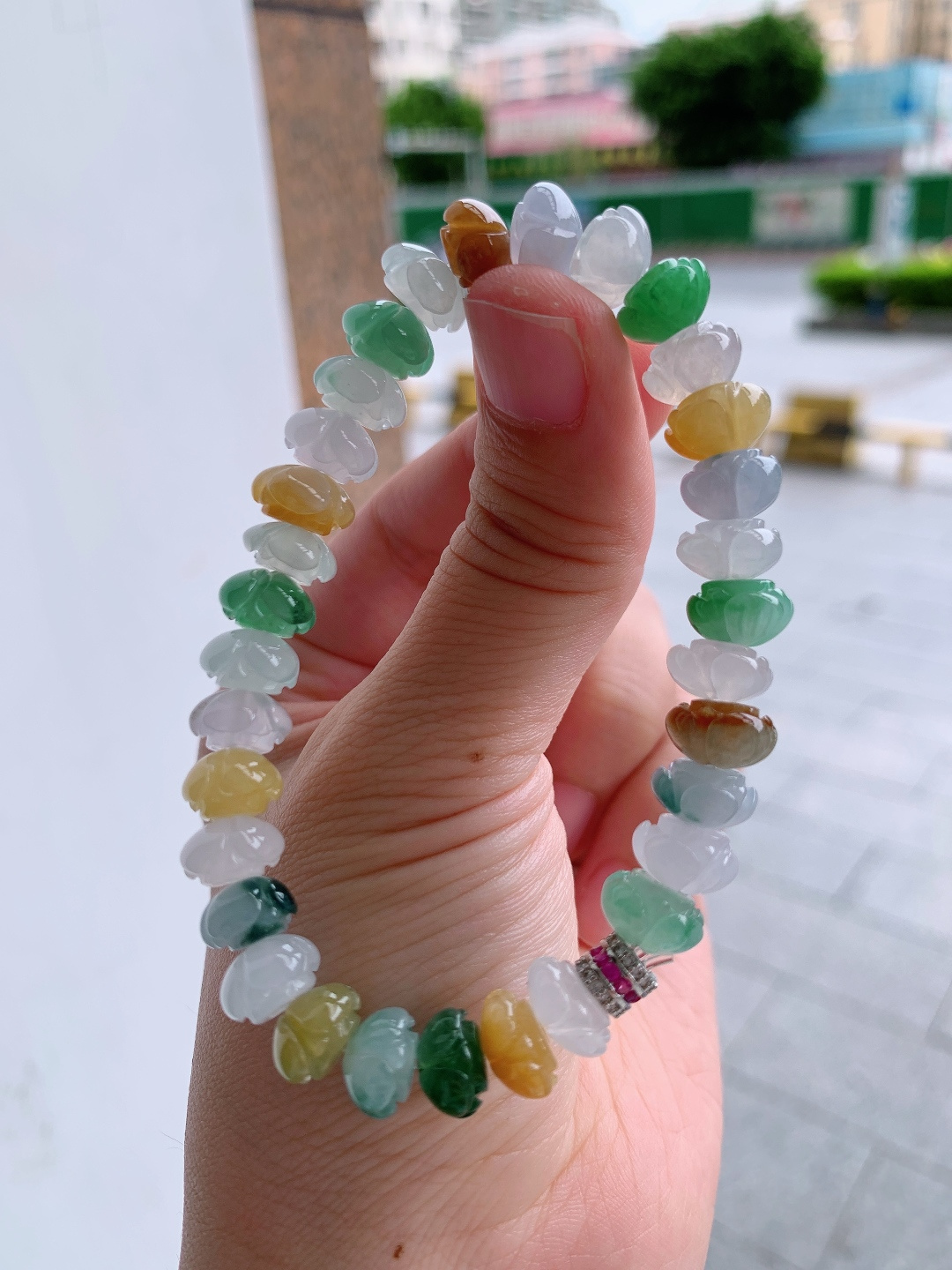 冰种三彩莲花手串，雕工精巧，色彩缤纷，好运连连，卡8.8