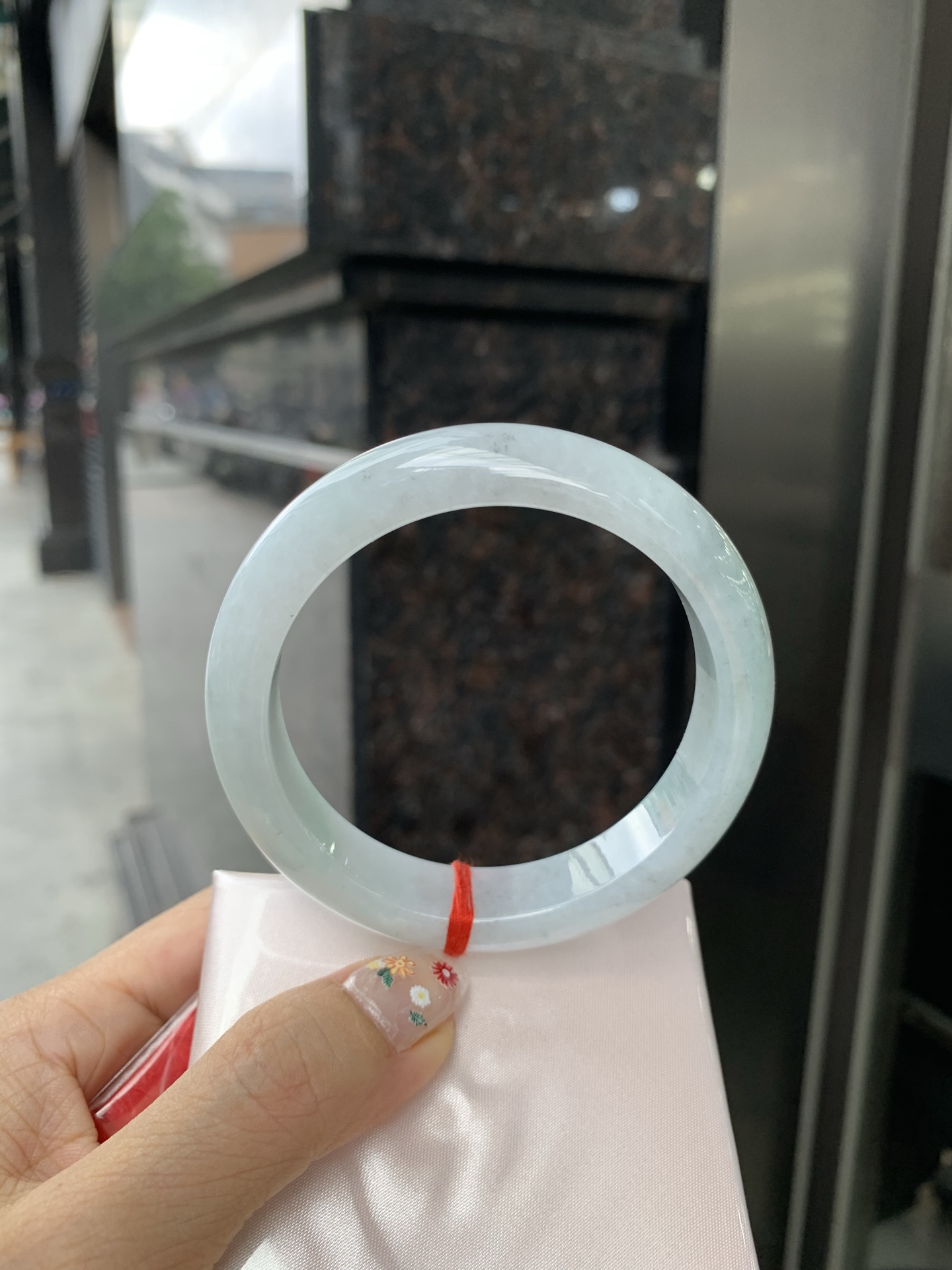 淡果绿乌鸡正圈, 打灯棉线，底妆水润细腻，淡淡果绿为底，乌鸡花为韵，晕染出独一份的诗意浪漫。