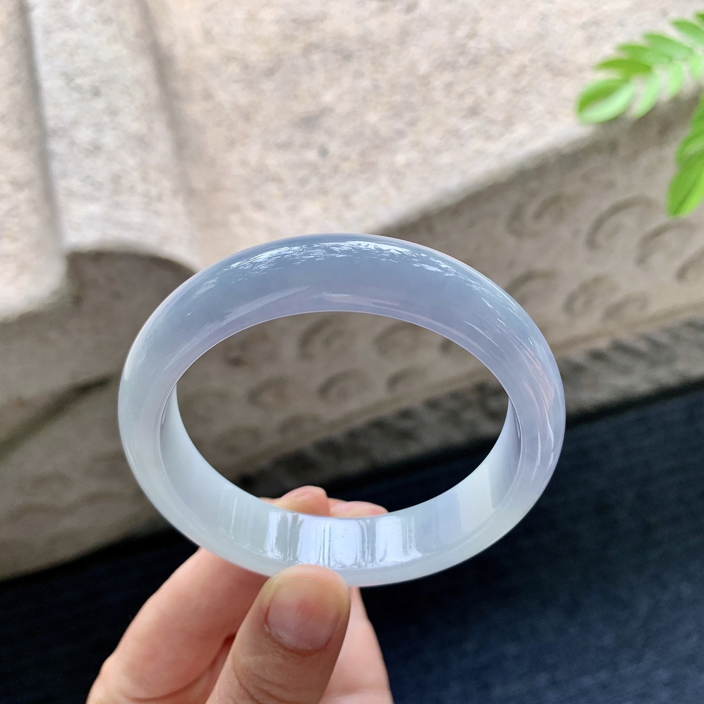 正圈55 56，圈口56.7/13.8/7.8，编码HJ061423，描述细糯，水润，种老，细腻，无裂。