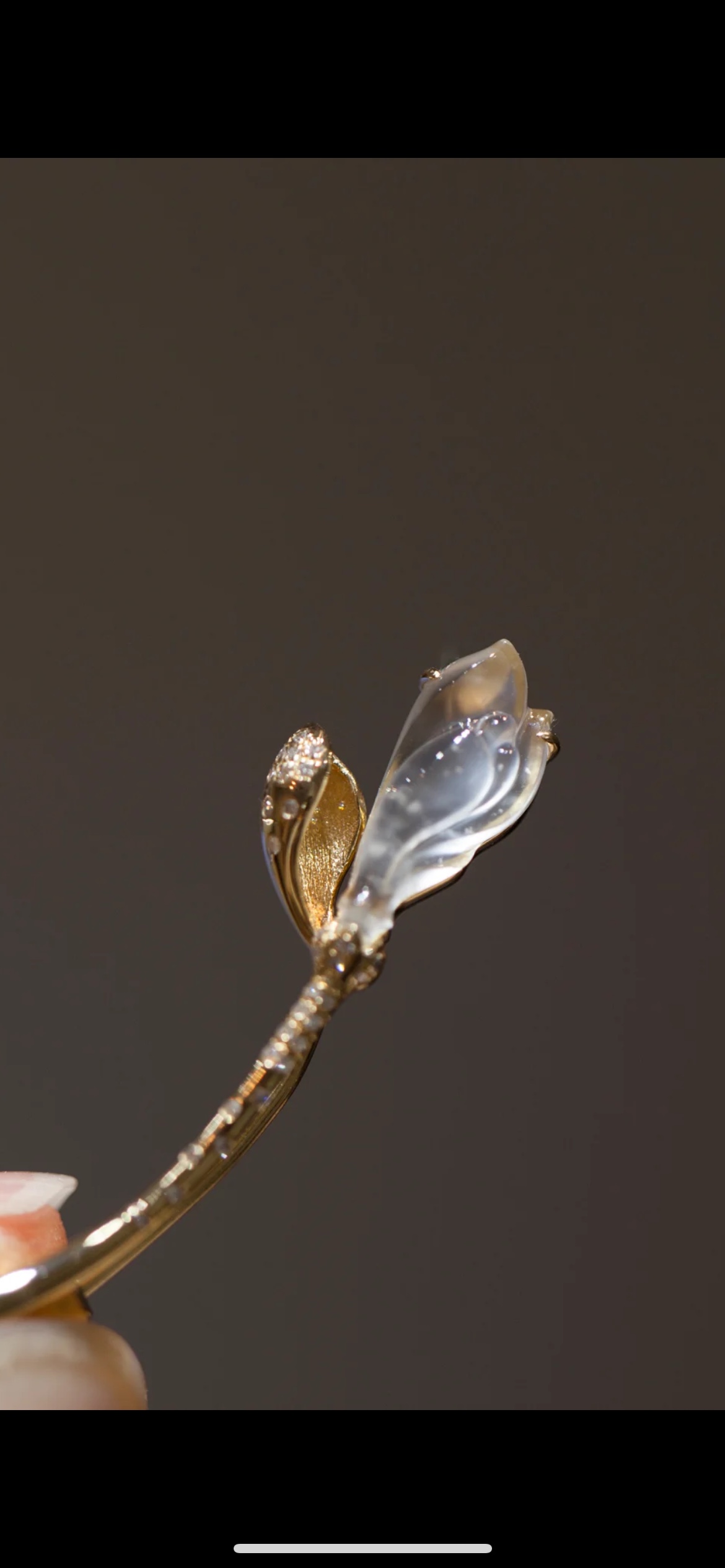 冰种蓝水玉兰花，冰清玉洁，做吊坠，胸针，发簪都可以哦参考图7.8.9，种水好，冰透无裂，尺寸37.3×10.2×3.6，代镶嵌