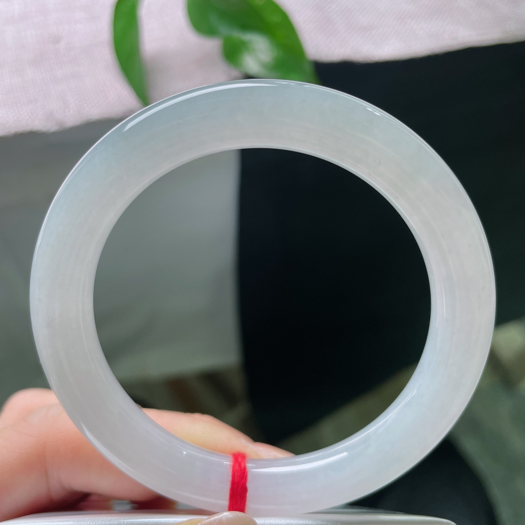 白月耀圆条，一点晶体，月光落在玉面之上，晕出淡淡的莹光，清雅脱俗，不张扬炫耀，于无声处散发美感，是低