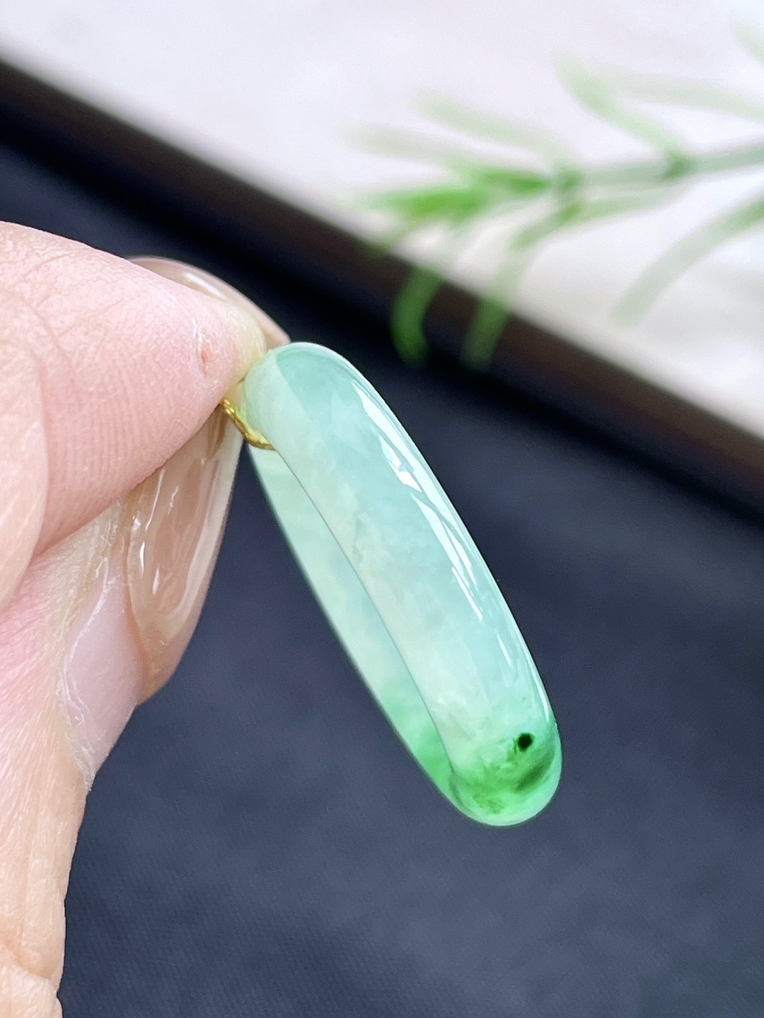 裸石冰飘绿戒圈指环,说明缅料无裂性比高,尺寸4.5-3.6,圈口9号,重量2.8克