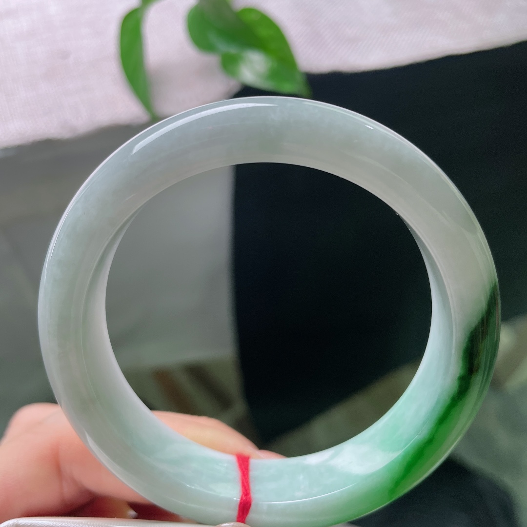 57.2/13.9/9.3，飘绿正圈，横纹，素白玉底之上，浓艳辣绿肆意流淌，翠色浓郁饱和度高，明艳张扬又不失端庄。ss57984a
