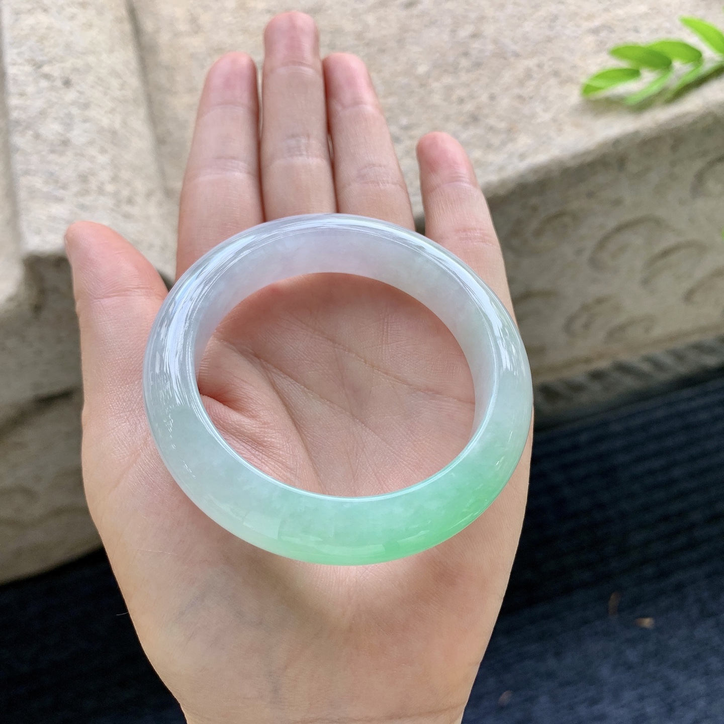 正圈49 50，圈口50.8/12.6/8.8，编码G7090448，冰糯阳绿，水润，清透，种老，细腻，打灯有棉线