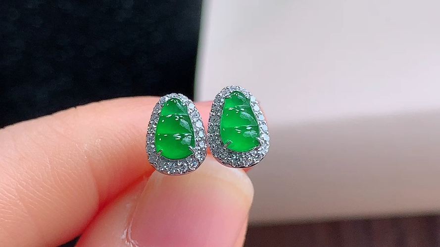 ️ 18K金伴钻满绿葫芦耳钉，尺寸取一6.0-3.8-1.8mm，包A附证书
