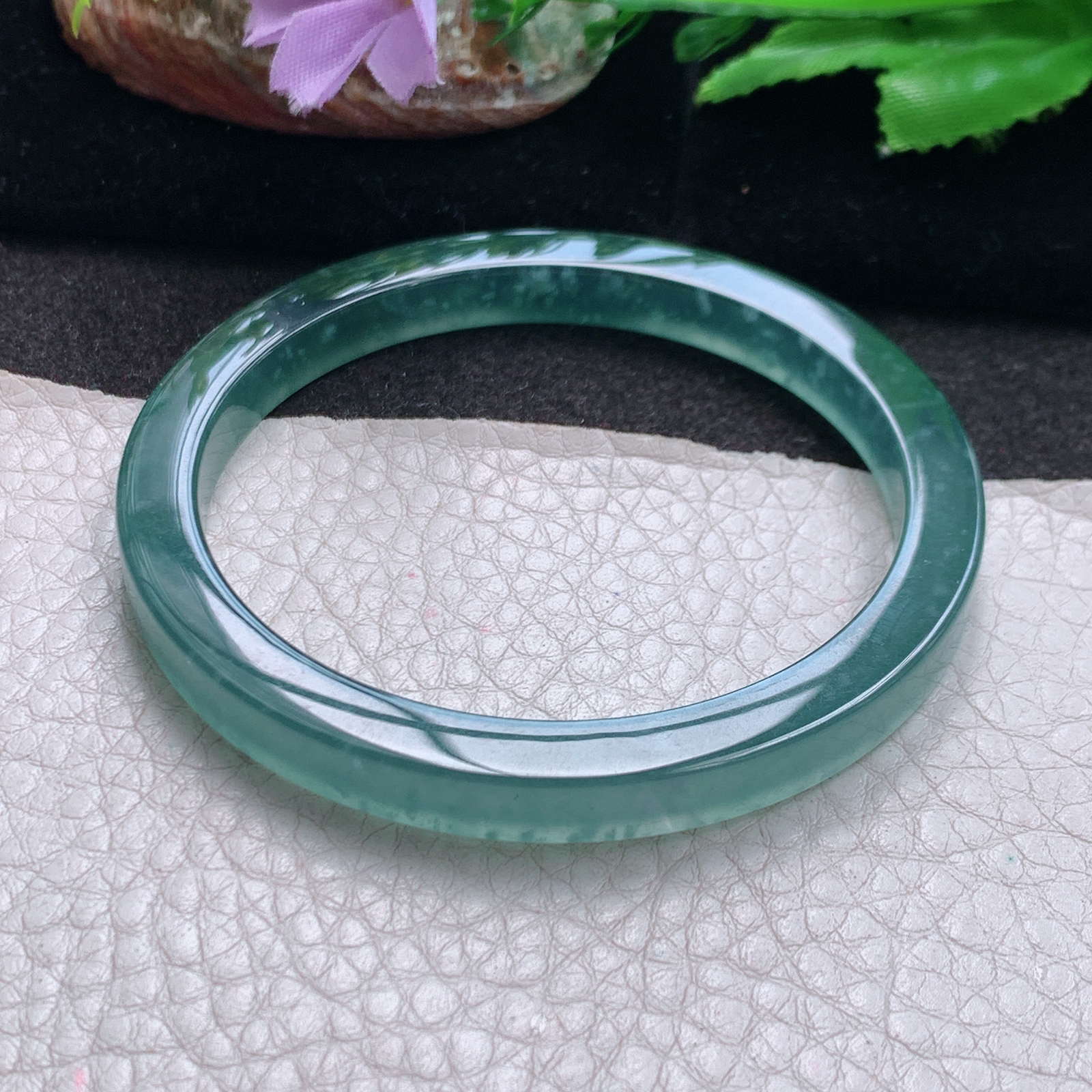 js自然光57.5*6.8宽扁镯 特色翡翠a货高品质冰蓝宽扁玉手镯