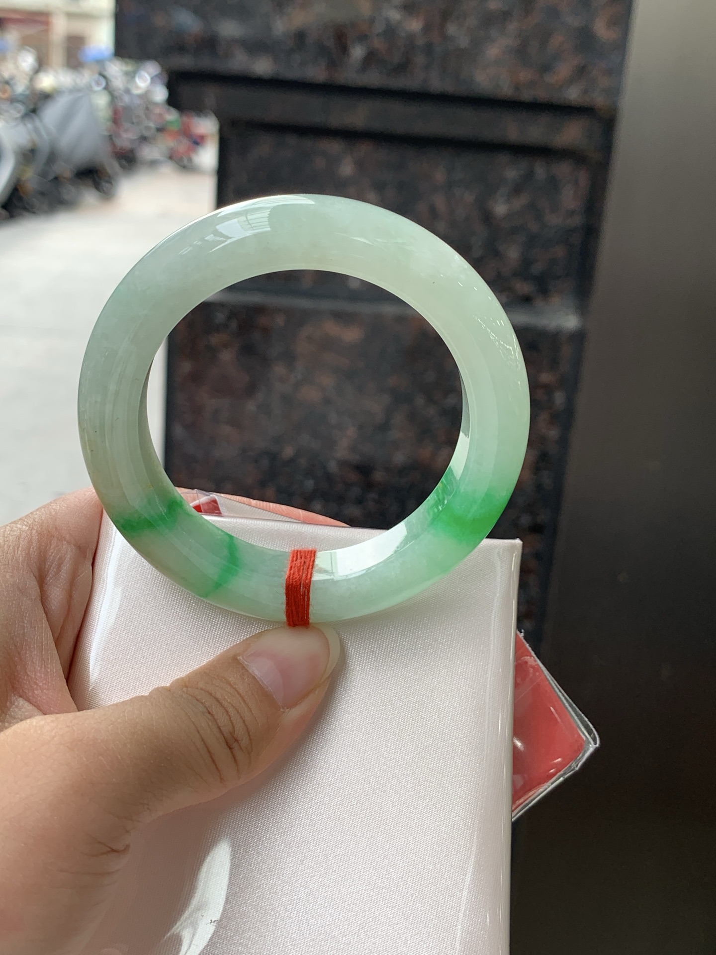 飘阳绿正圈, 打灯细纹，飘阳绿花，鲜艳得像新冒头的嫩芽，灵动清新，即柔和又充满生机。