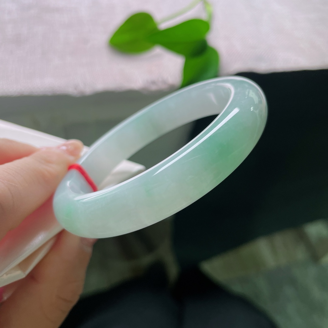 绿底正圈，皮纹，玉质通透细腻，干净素雅，清浅柔和的色调，衬得手腕清爽雅致，简约百搭。ss57966a