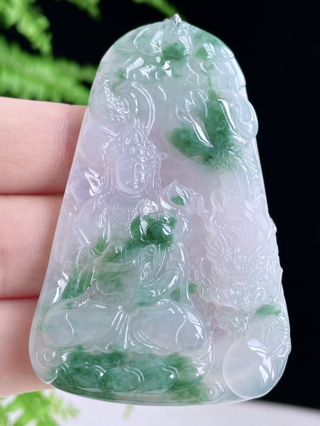 糯冰飘绿花御龙大势至观音牌吊坠,说明:缅甸 无裂 性比高 持莲观音 飘花 厚装,尺寸:65.2-42.7-6,重量:32.2克