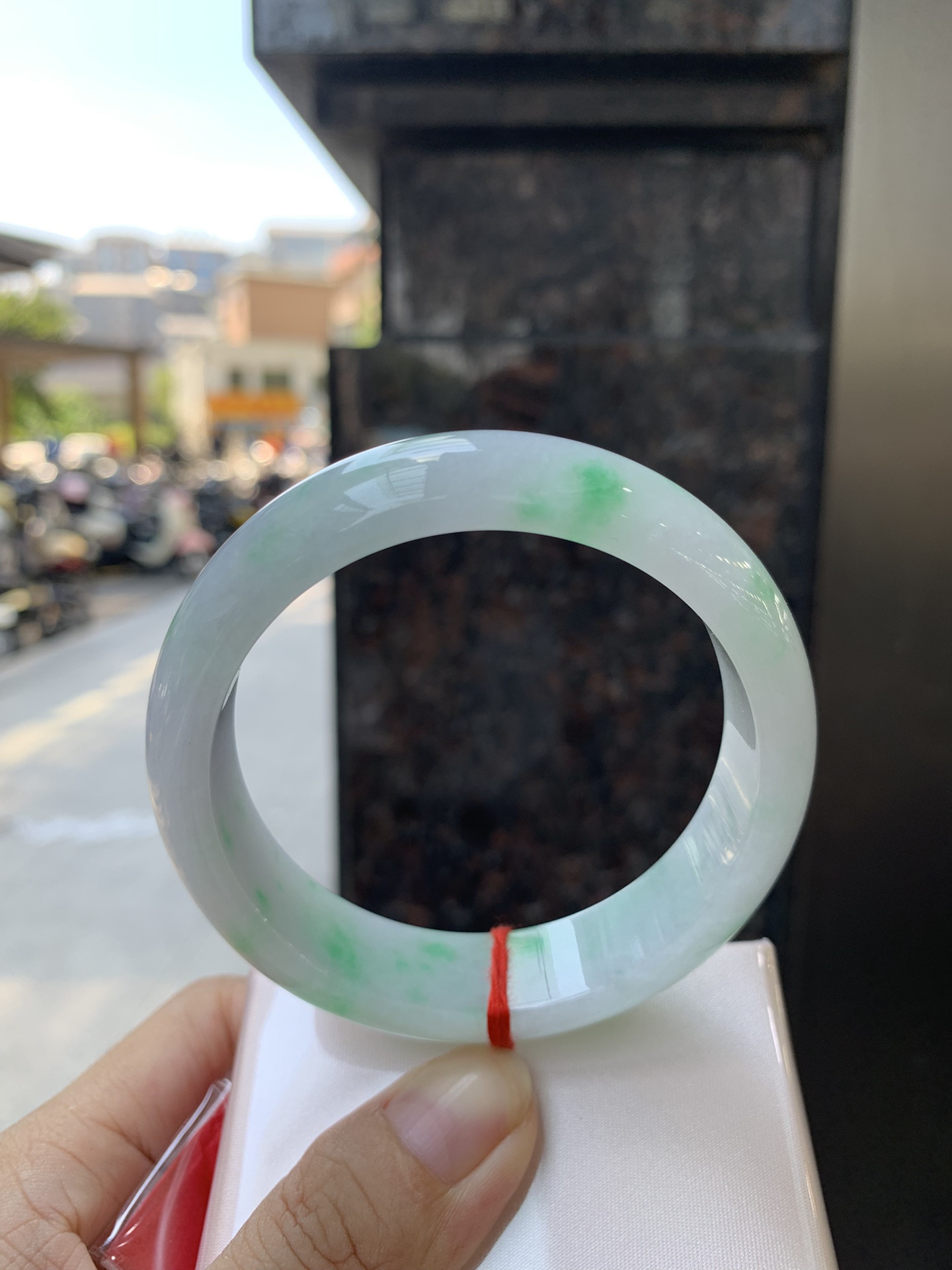 白底青/阳绿宽版正圈,0726-X790-3,无裂，底妆白净水润，阳绿花点缀，镯色生香，腕间之美，水润中透着灵气，仙气缭绕，温婉可人，举手投足间皆是美好