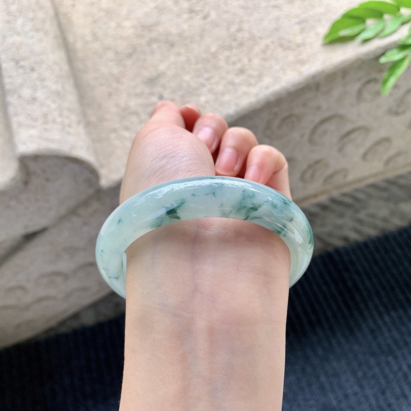 正圈57 58，圈口57.2/13/8.6，编码BA090574，糯冰飘花，水润，种老，细腻，无裂。