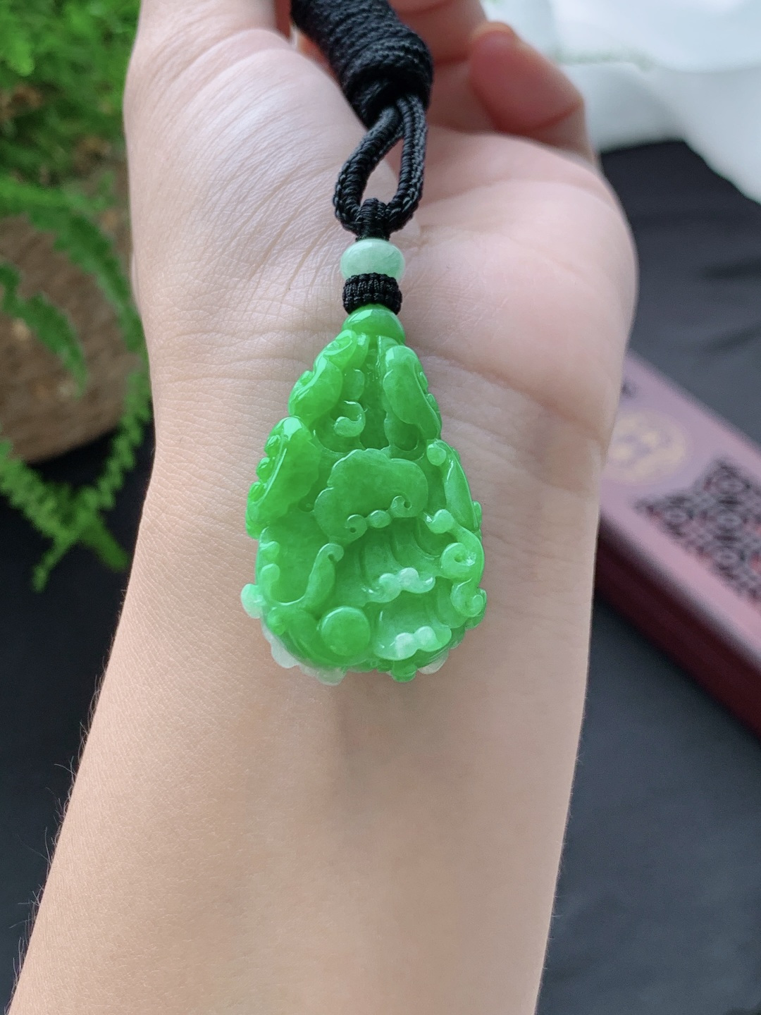 冰阳绿白菜百财吊坠，缅料，性比高，色辣，尺寸37.7-25.4-12，重量22.8克