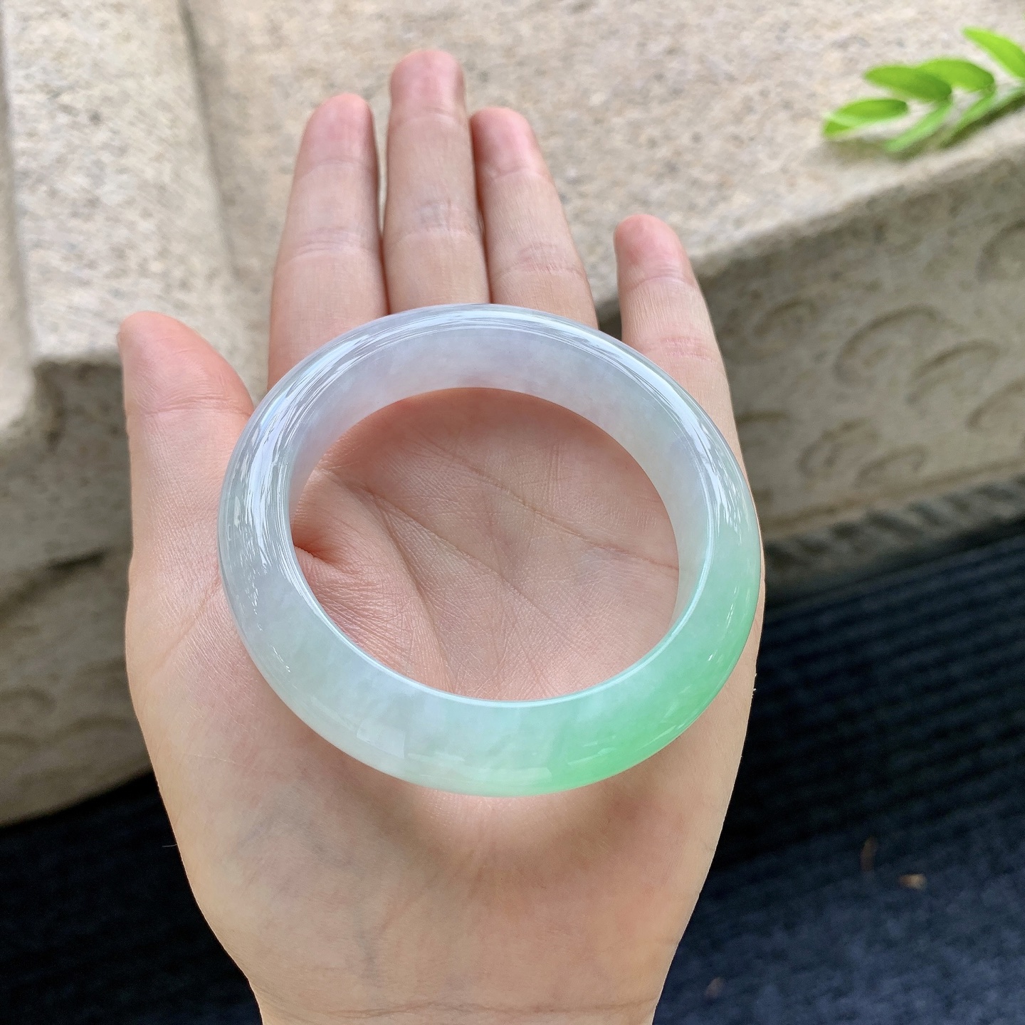 正圈49 50，圈口50.8/12.6/8.8，编码G7090448，冰糯阳绿，水润，清透，种老，细腻，打灯有棉线