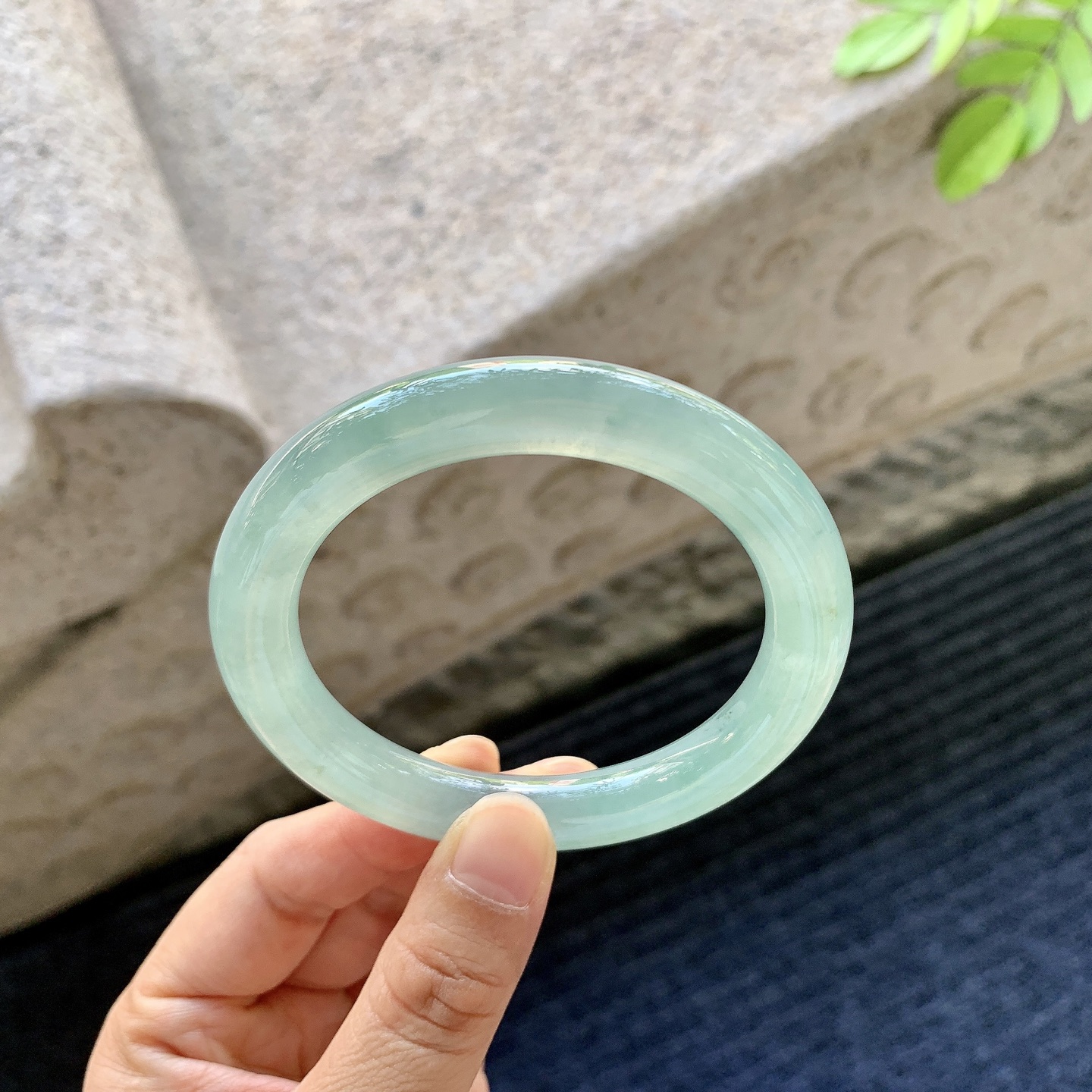 圆条54 55，圈口55.4/9.8/9.7，编码B2090576，冰糯晴绿，水润，种老，细腻，打灯有棉线