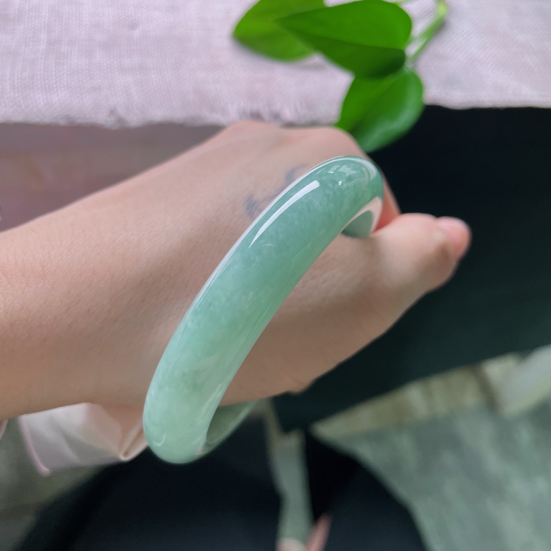 绿底正圈，一点皮纹，冰润湖绿平安镯，整圈是清透柔和的湖水绿调，色调均匀温润，满眼清爽舒适。ss57925a