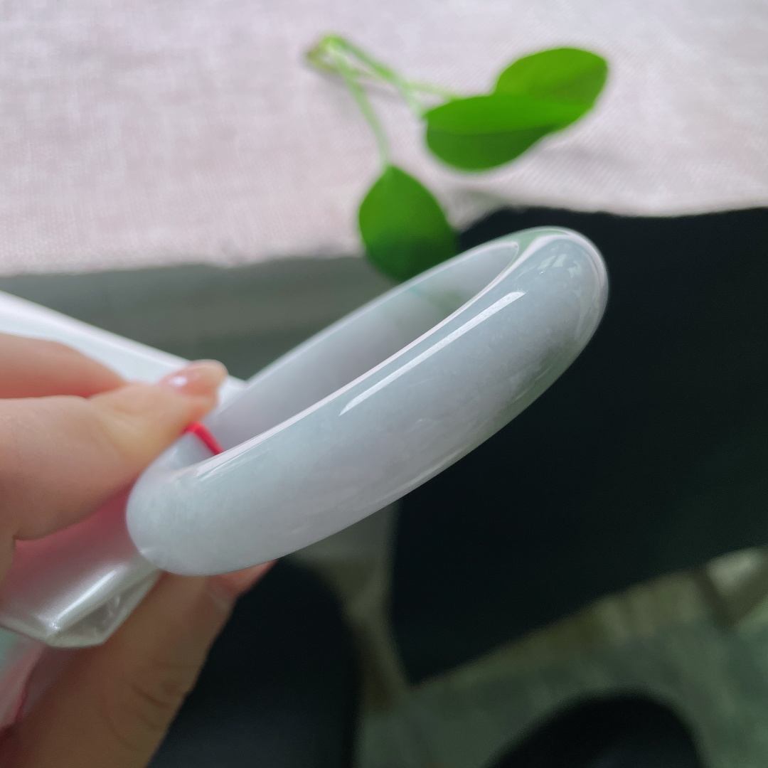 54.2/12.8/8.7，飘花正圈，一点晶体，白底飘一抹绿平安镯，素雅浅白为底，几处翠色错落晕染，点睛别致。ss57908a