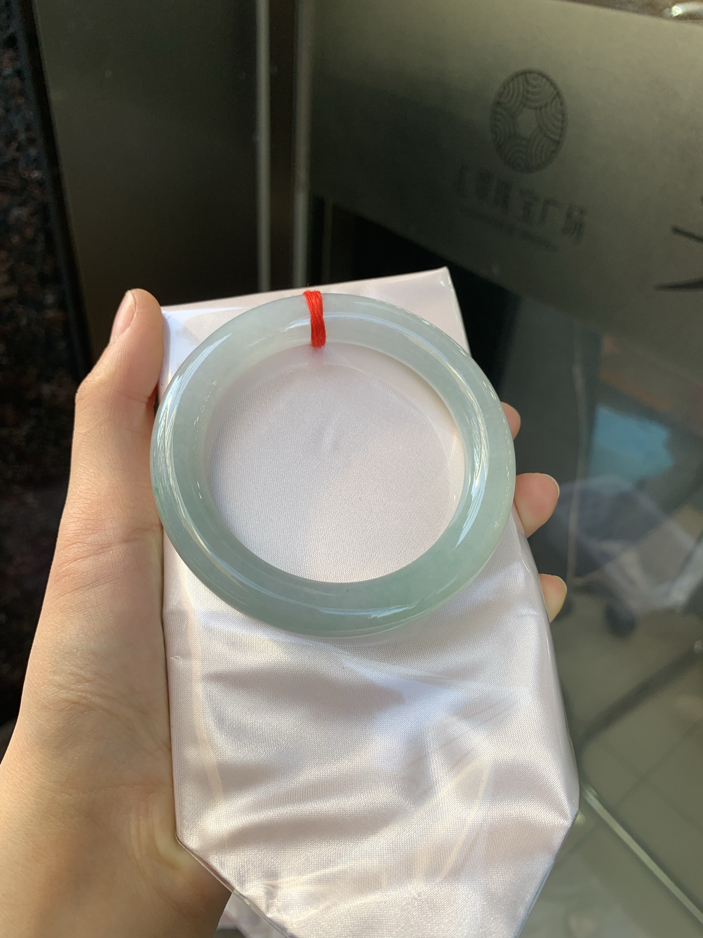 冰油圆条，打灯两处细纹，玉质冰润，油青底飘一小朵绿花，点睛之笔，彰显韵味