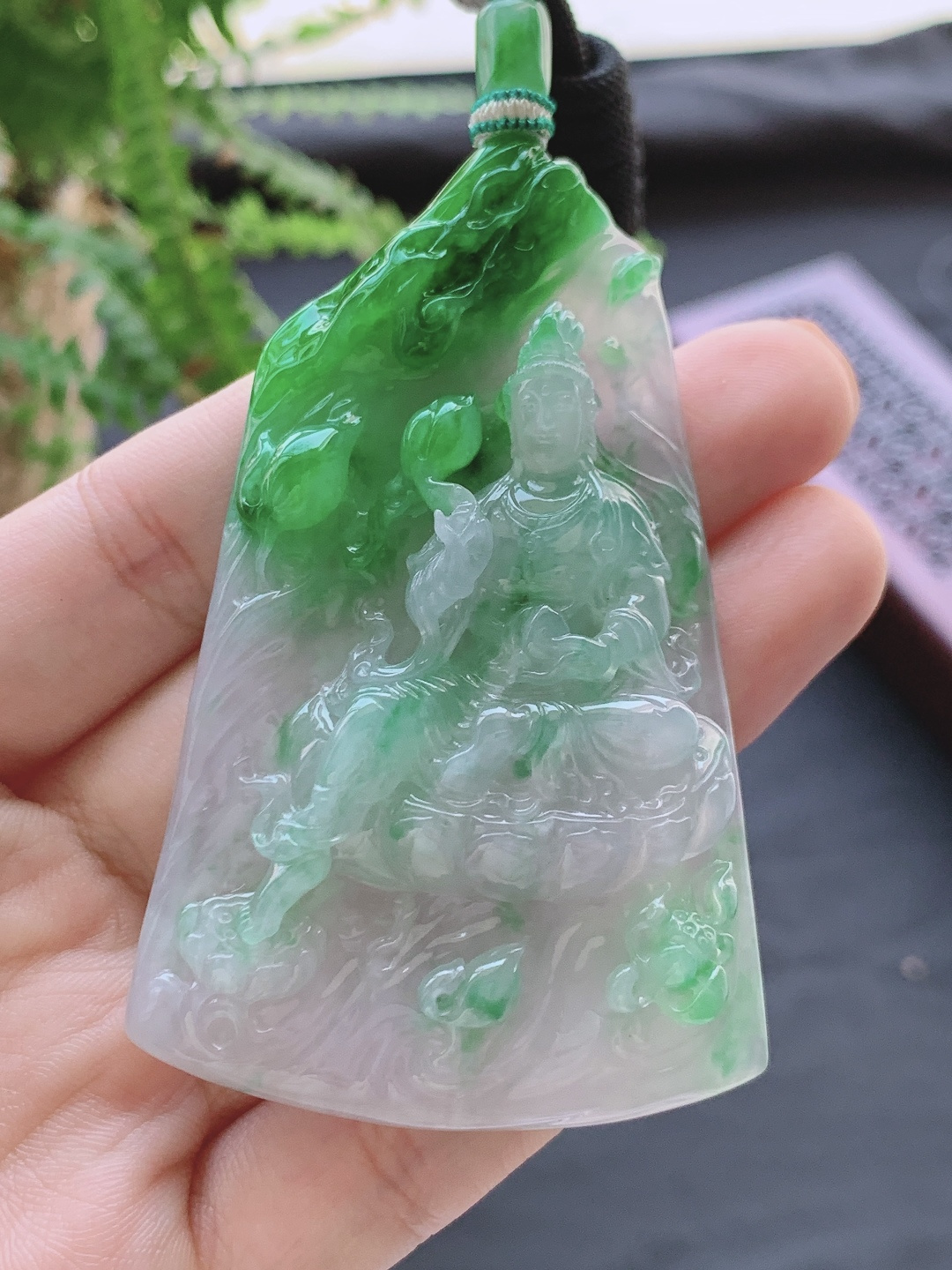 裸石冰飘辣绿大势至持莲观音牌吊坠，性比高，飘绿，飘花，超厚，尺寸73.5-47.2-10.2，重量52克