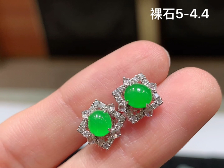 ️18K阳绿蛋面耳钉,无裂,尺寸5-4.4