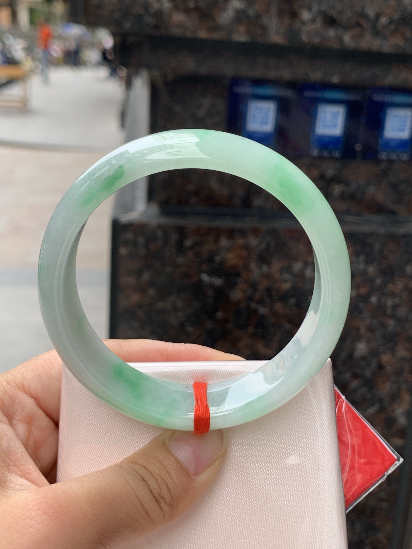 飘绿宽版正圈,打灯细纹，有矿点，底子干净细腻，宽版大圈口