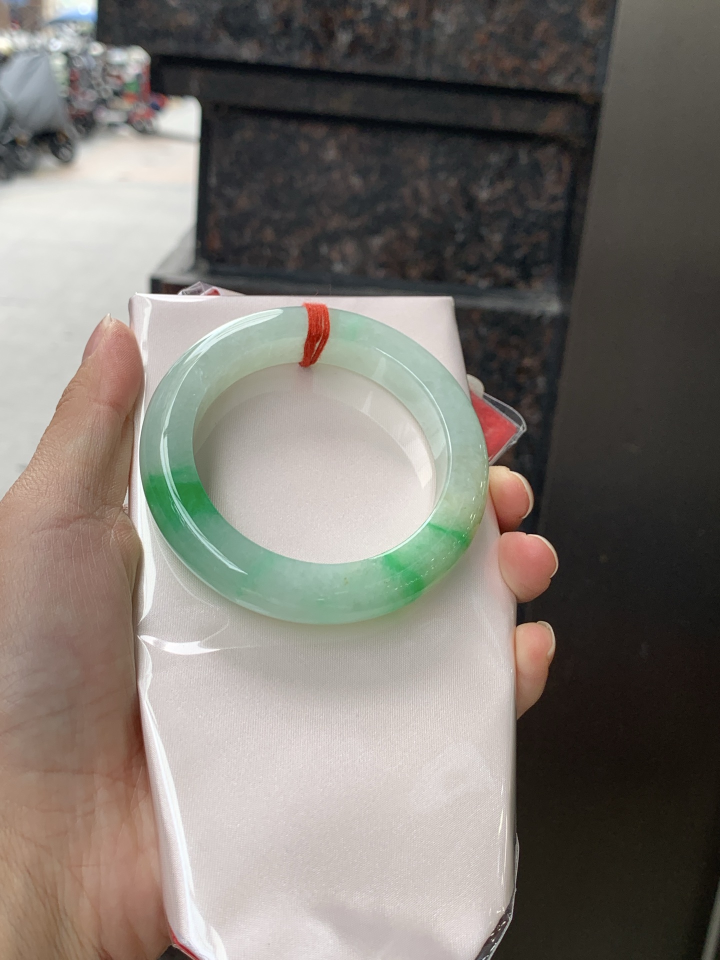 飘阳绿正圈, 打灯细纹，飘阳绿花，鲜艳得像新冒头的嫩芽，灵动清新，即柔和又充满生机。