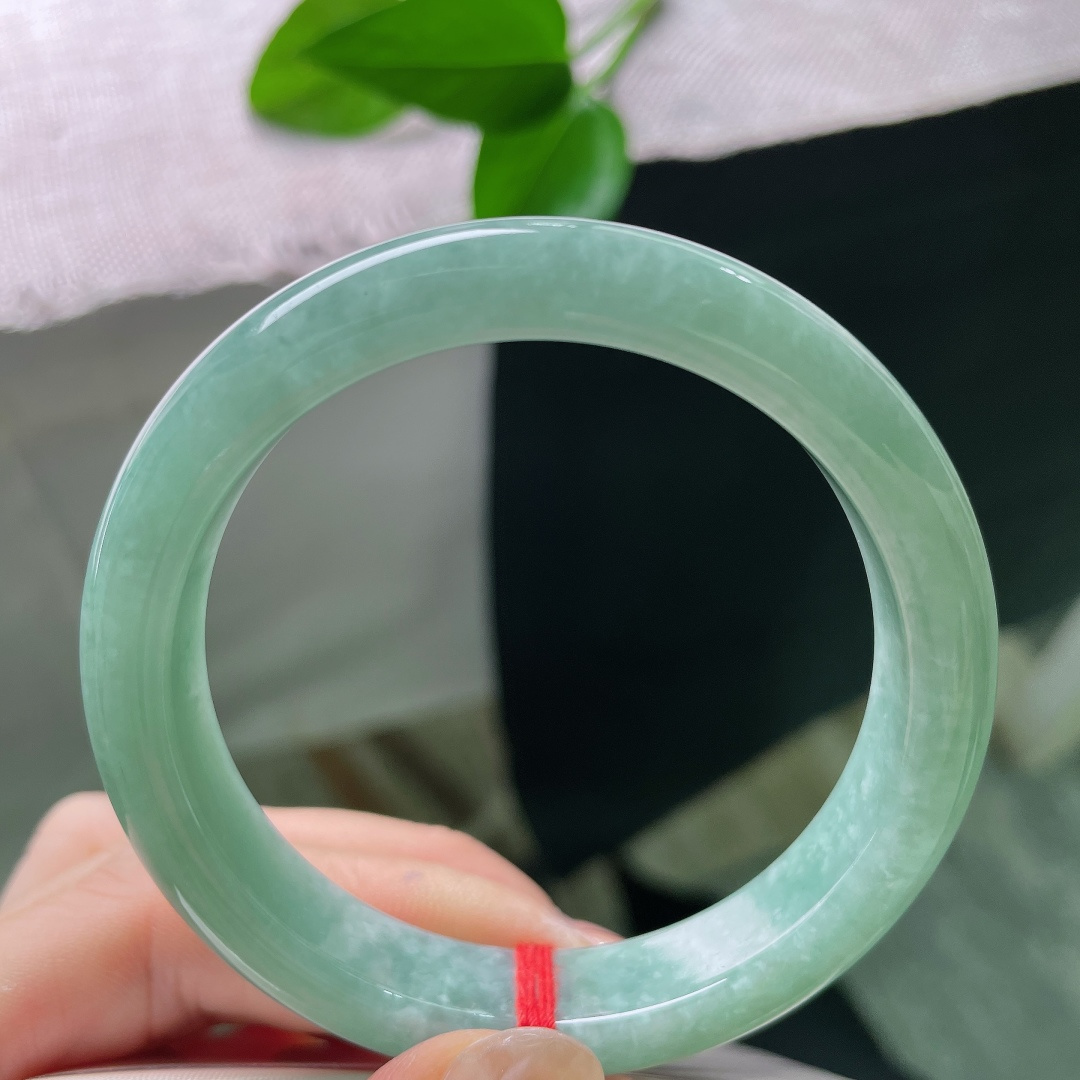 绿底正圈，一点皮纹，冰润湖绿平安镯，整圈是清透柔和的湖水绿调，色调均匀温润，满眼清爽舒适。ss57925a