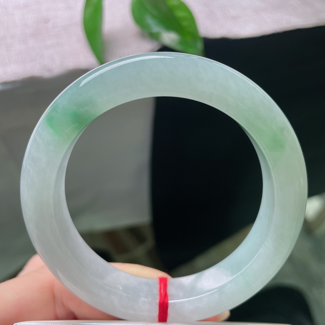 55/12.9/9.8，飘花正圈，有棉线，玉质温润细腻，柔光静静流淌，不似浓艳珠宝那般张扬，点点飘绿