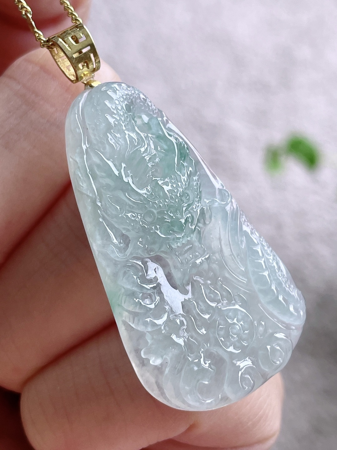 糯冰飘花龙牌吊坠,18k金镶嵌,无裂,性比高,厚装,整体50.3,裸石42.4-24.4-6.3,重量12克