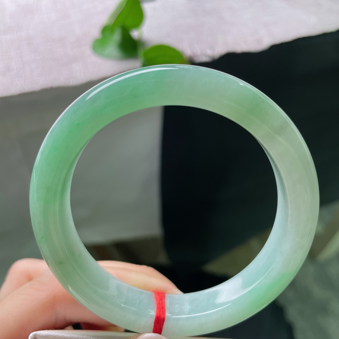 绿底正圈，无裂，满圈晴翠莹光流转，玉韵华贵，自带温润珠光贵气。ss58125a