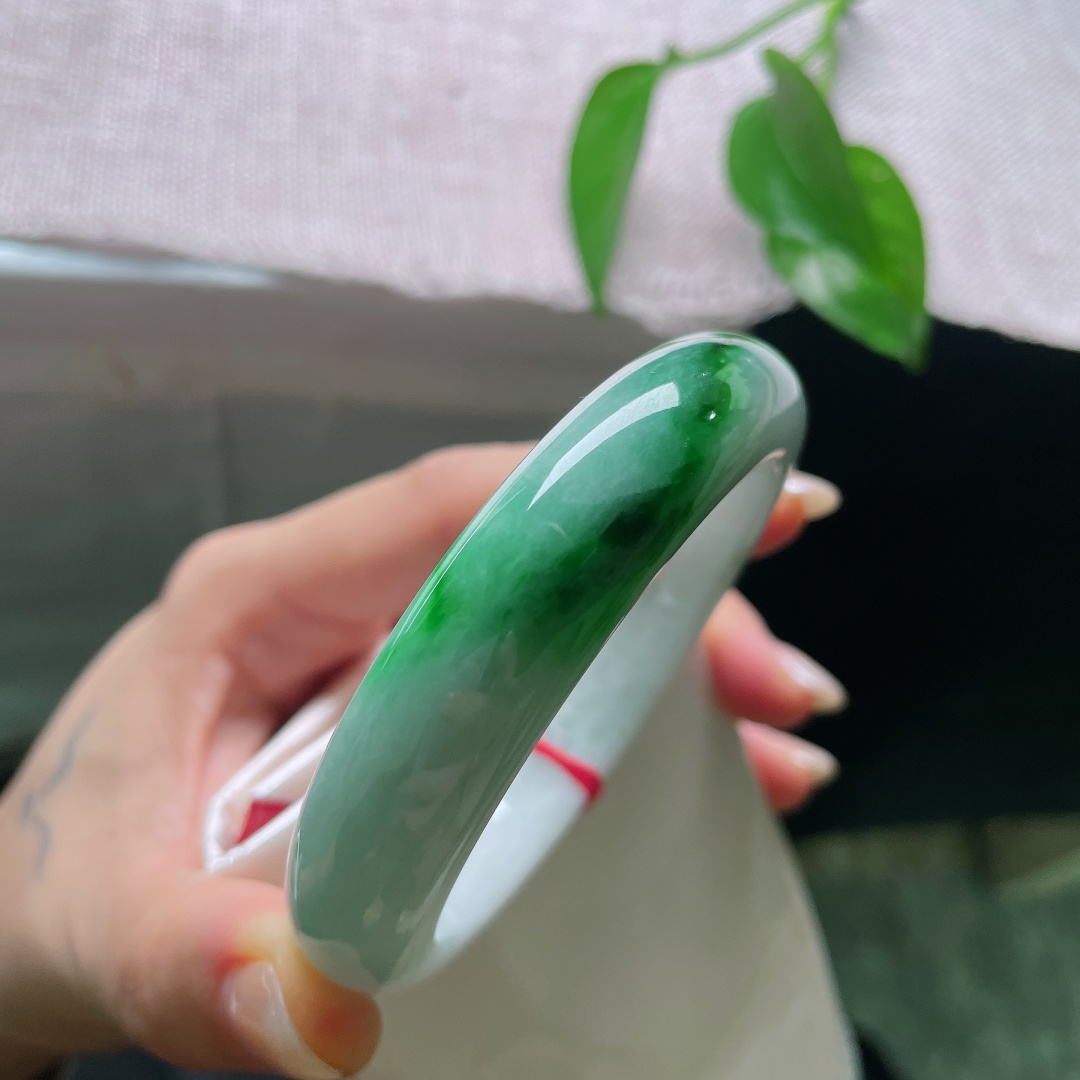 57.2/13.9/9.3，飘绿正圈，横纹，素白玉底之上，浓艳辣绿肆意流淌，翠色浓郁饱和度高，明艳张扬又不失端庄。ss57984a