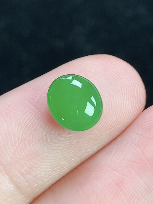 满绿蛋面，无裂，尺寸7.9-6.9-2.6mm，j04Hcx