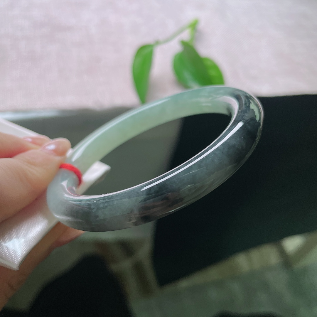 56.5/9.6，乌鸡圆条，一点皮纹，天然水墨意境浑然天成，墨韵在玉骨间缓缓流淌，不刻意雕琢，尽是大自然落笔的山河诗意。ss58012a