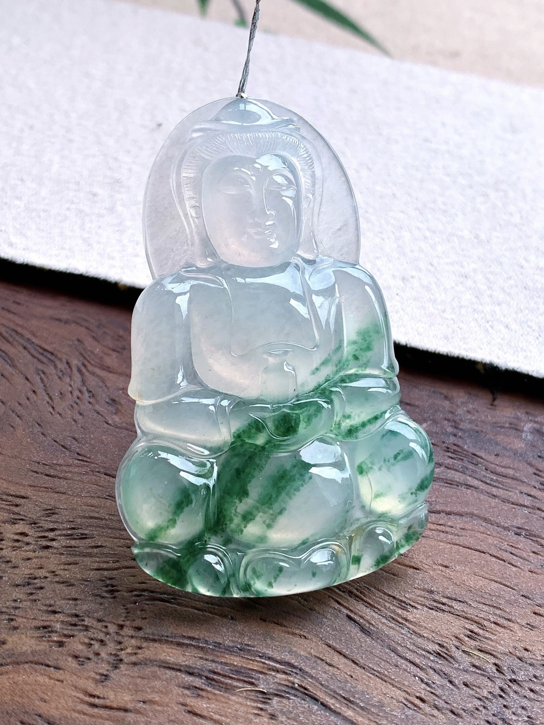 裸石高冰飘绿花正装观音大观音吊坠,说明缅料性比高飘花厚装,尺寸57.7-37.6-6.3,重量22.5克