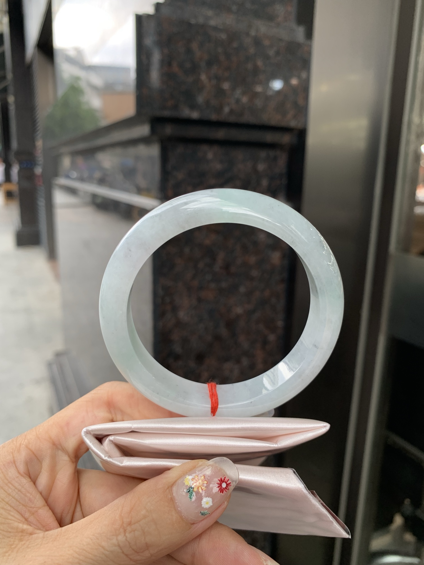 淡果绿乌鸡正圈, 打灯棉线，底妆水润细腻，淡淡果绿为底，乌鸡花为韵，晕染出独一份的诗意浪漫。