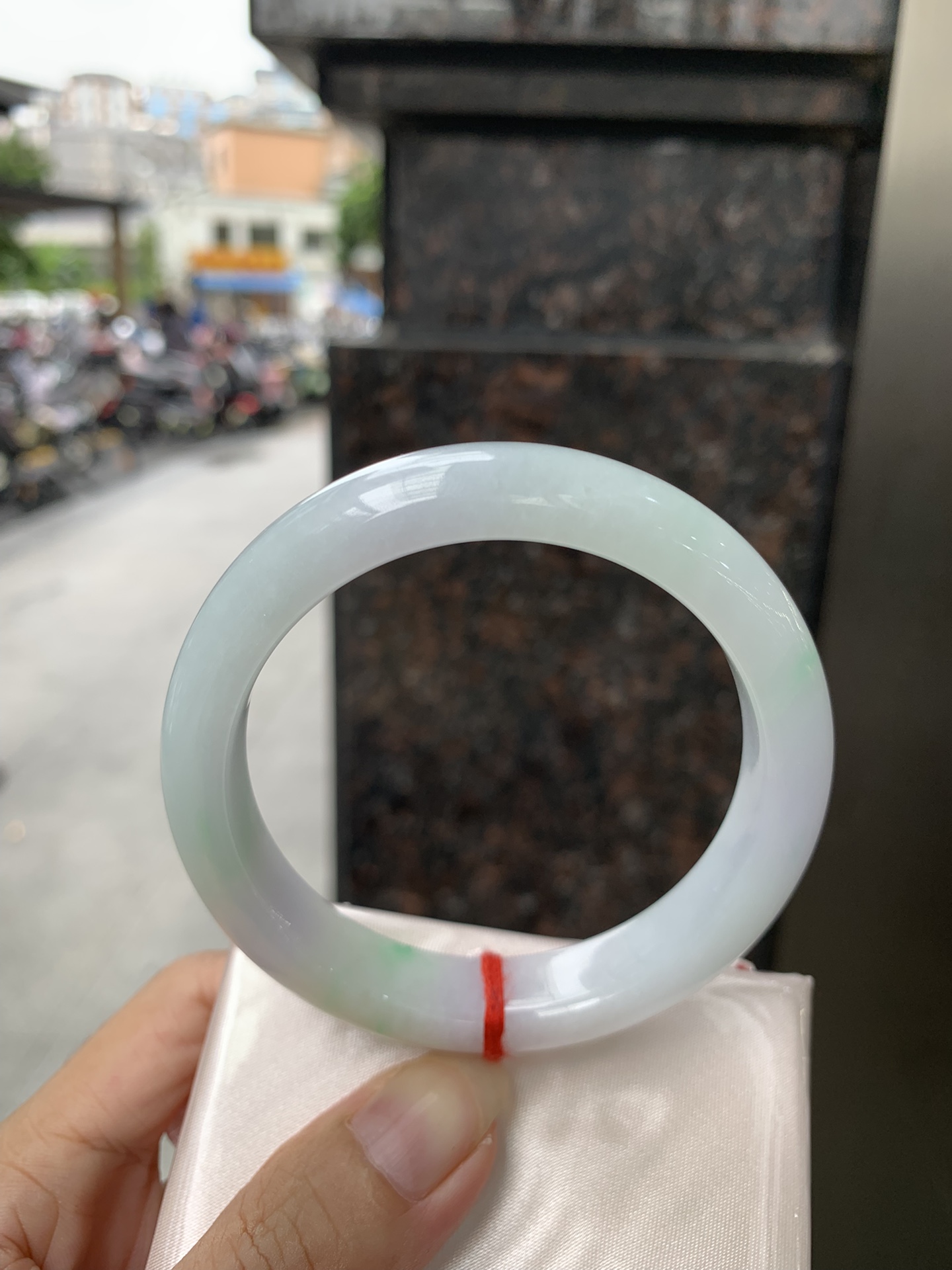 春彩正圈,0921-X750,打灯棉线，底妆干净细腻，阳绿花色碰上梦幻般的春，像是融化了的春天，所有的美好交织在一起，让人心生宁静而淡淡的欢喜
