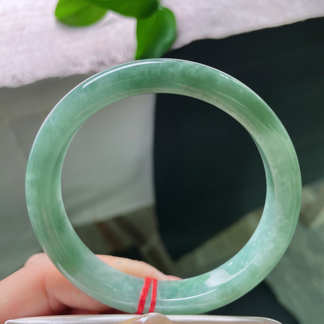 绿底正圈，皮纹，满圈绿意柔和饱满，玉质细腻色调清新温润，上手沉稳大方，ss57920a