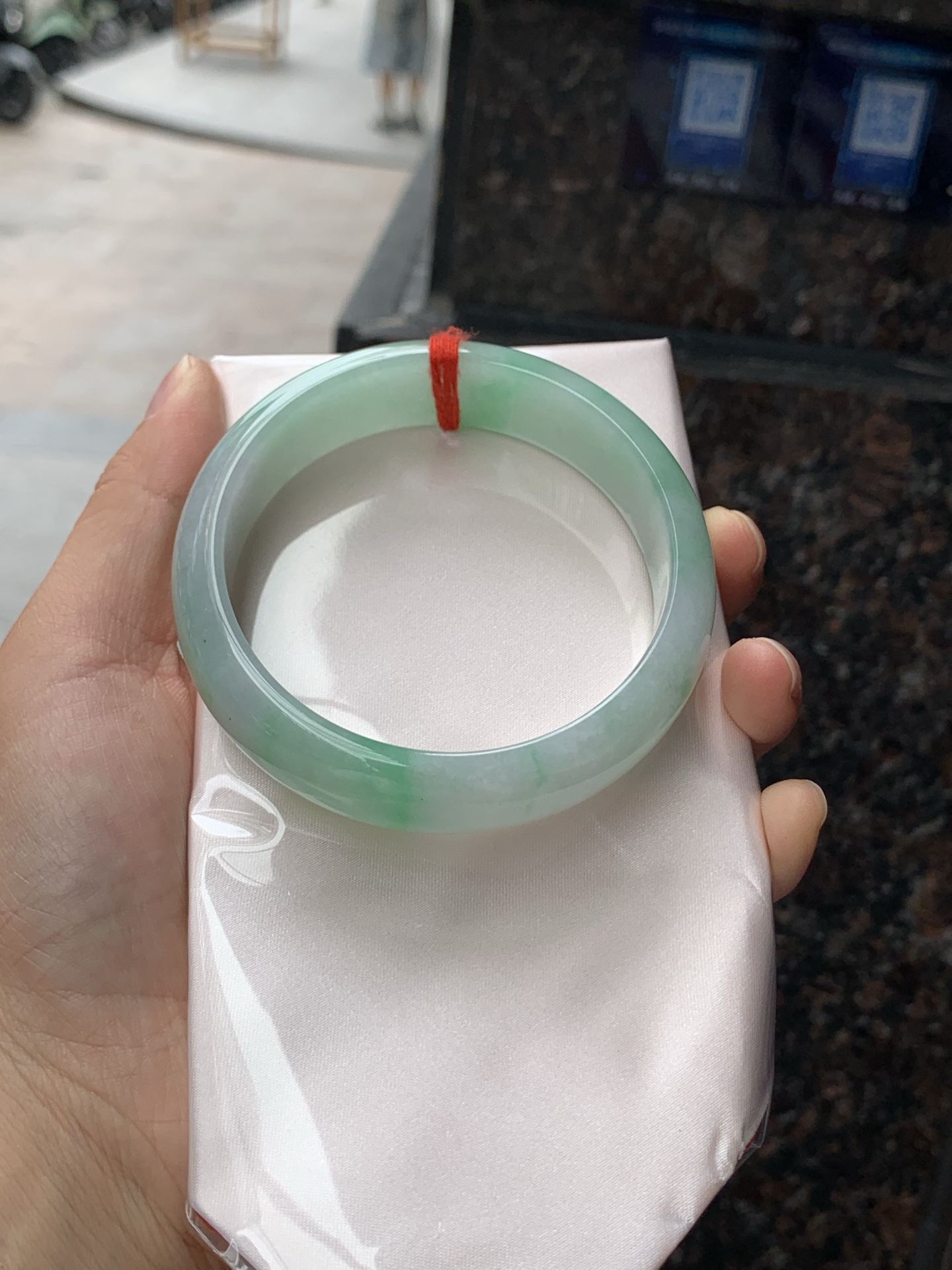 飘绿宽版正圈,打灯细纹，有矿点，底子干净细腻，宽版大圈口