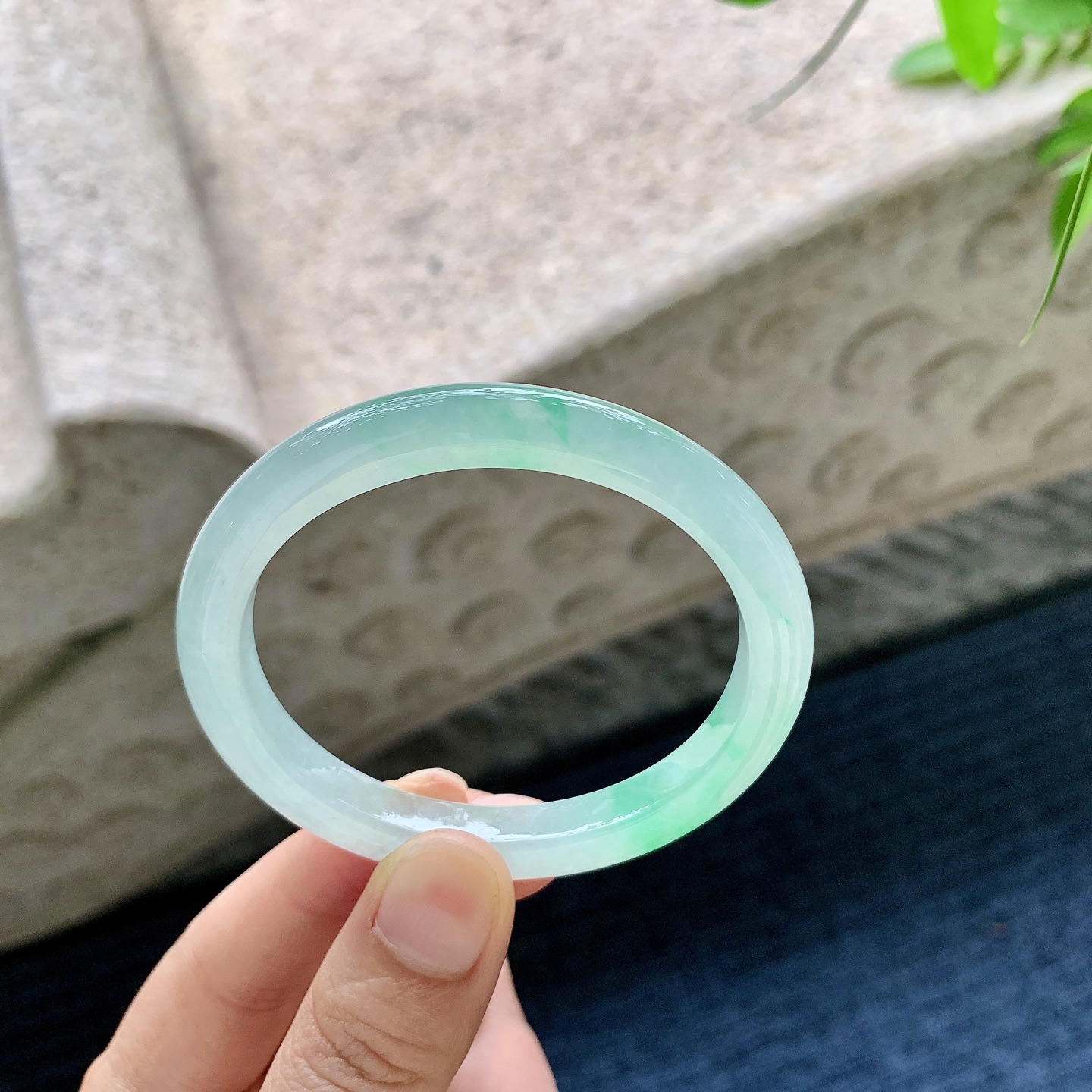 糯冰飘绿，水润，种老，细腻，打灯有纹线