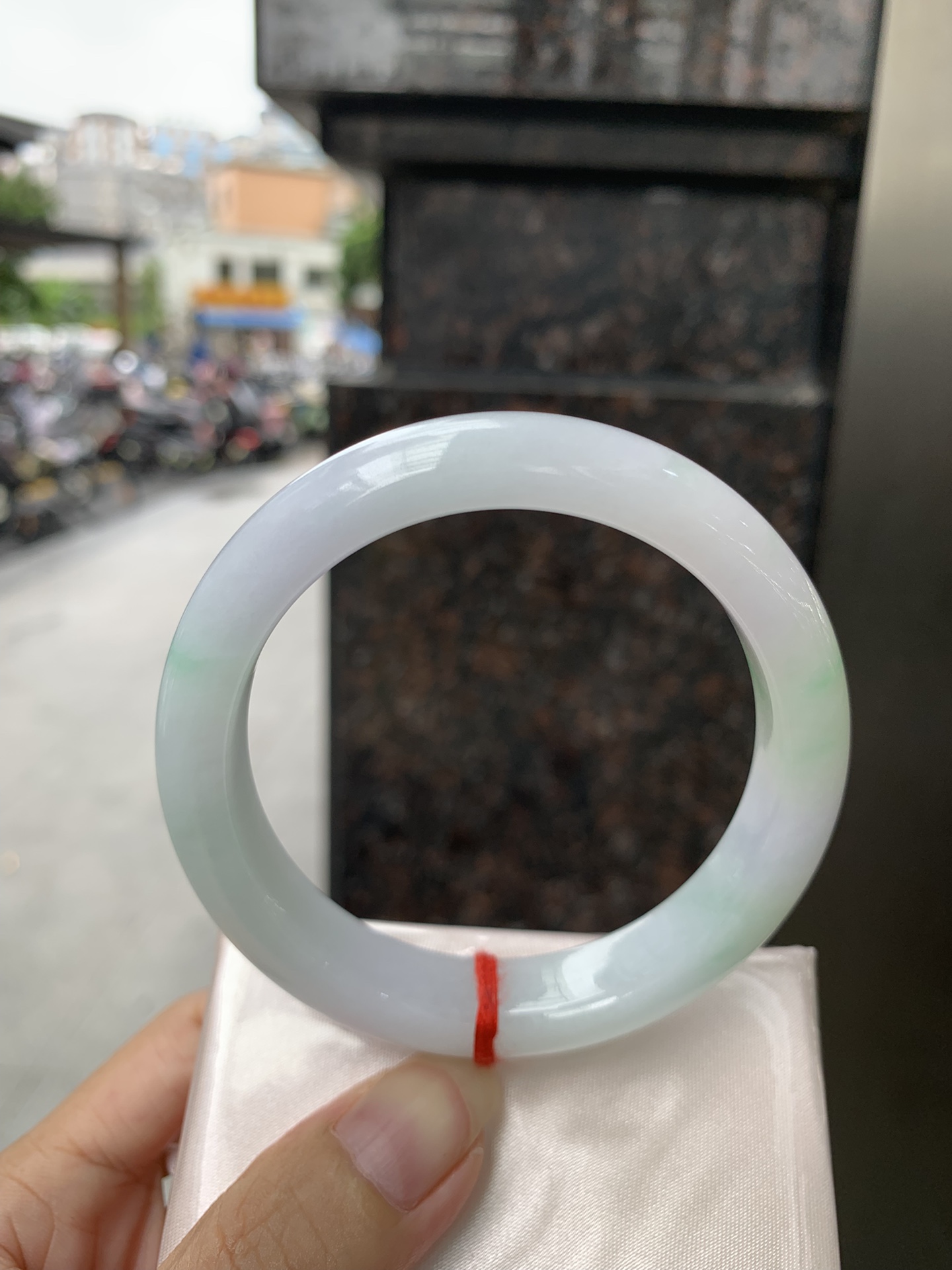 春彩正圈,0921-X750,打灯棉线，底妆干净细腻，阳绿花色碰上梦幻般的春，像是融化了的春天，所有的美好交织在一起，让人心生宁静而淡淡的欢喜