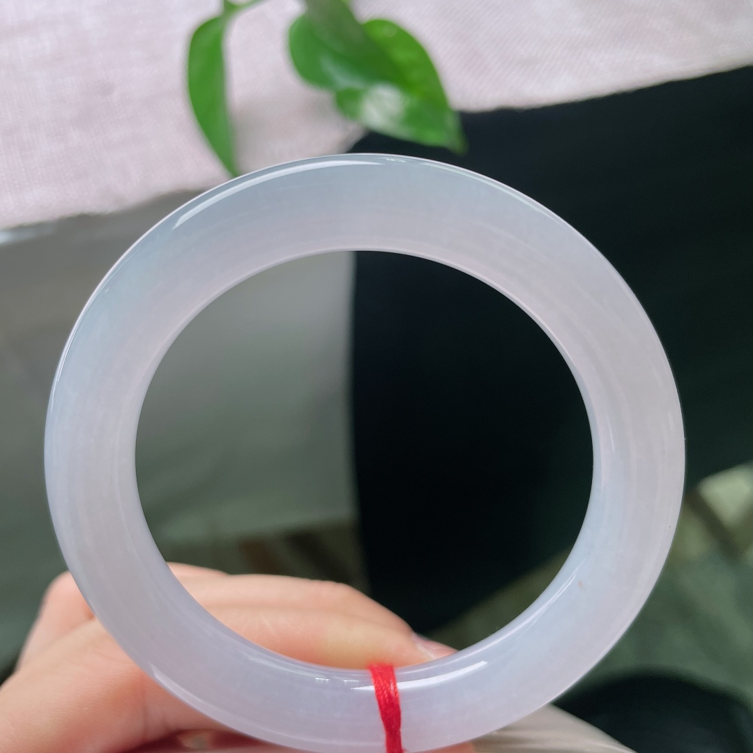 53.6/10.4，冰紫罗兰圆条，无裂，玉质莹润干净，天然洒金似秋花点点绽开，冷暖色调相融，既有玉石的清寒，又有花开的暖意，意境悠远。ss58072a