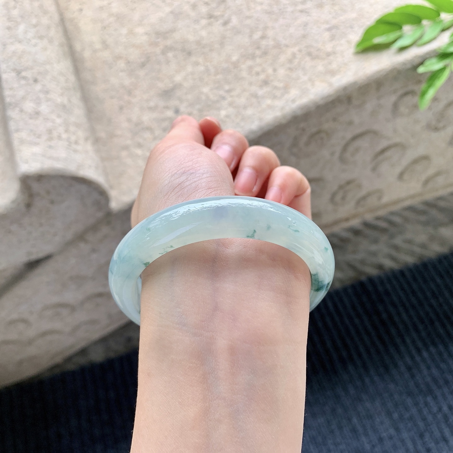 正圈57 58，圈口57.2/13/8.6，编码BA090574，糯冰飘花，水润，种老，细腻，无裂。
