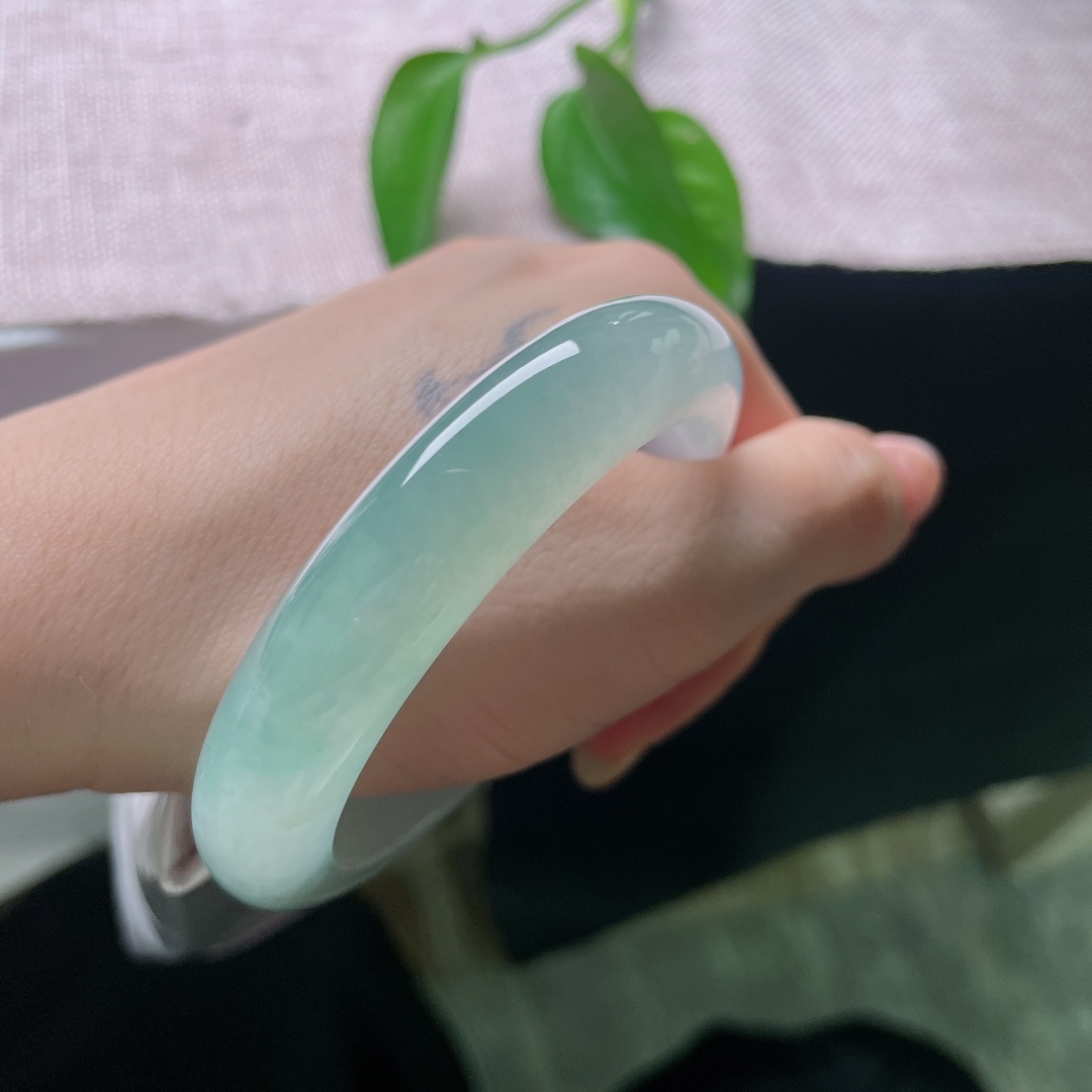54.8/12/8.7，冰油正圈，无裂，万千山水灵气凝于一镯，薄雾与碧水共存，不求刹那惊艳，只愿一身清润，ss58237a