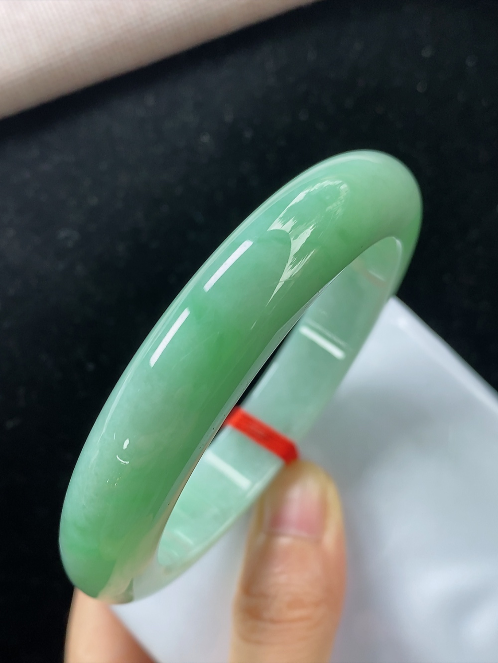 正圈飘绿手镯，圈口尺寸57.5-12.6-10.9mm,904xdz