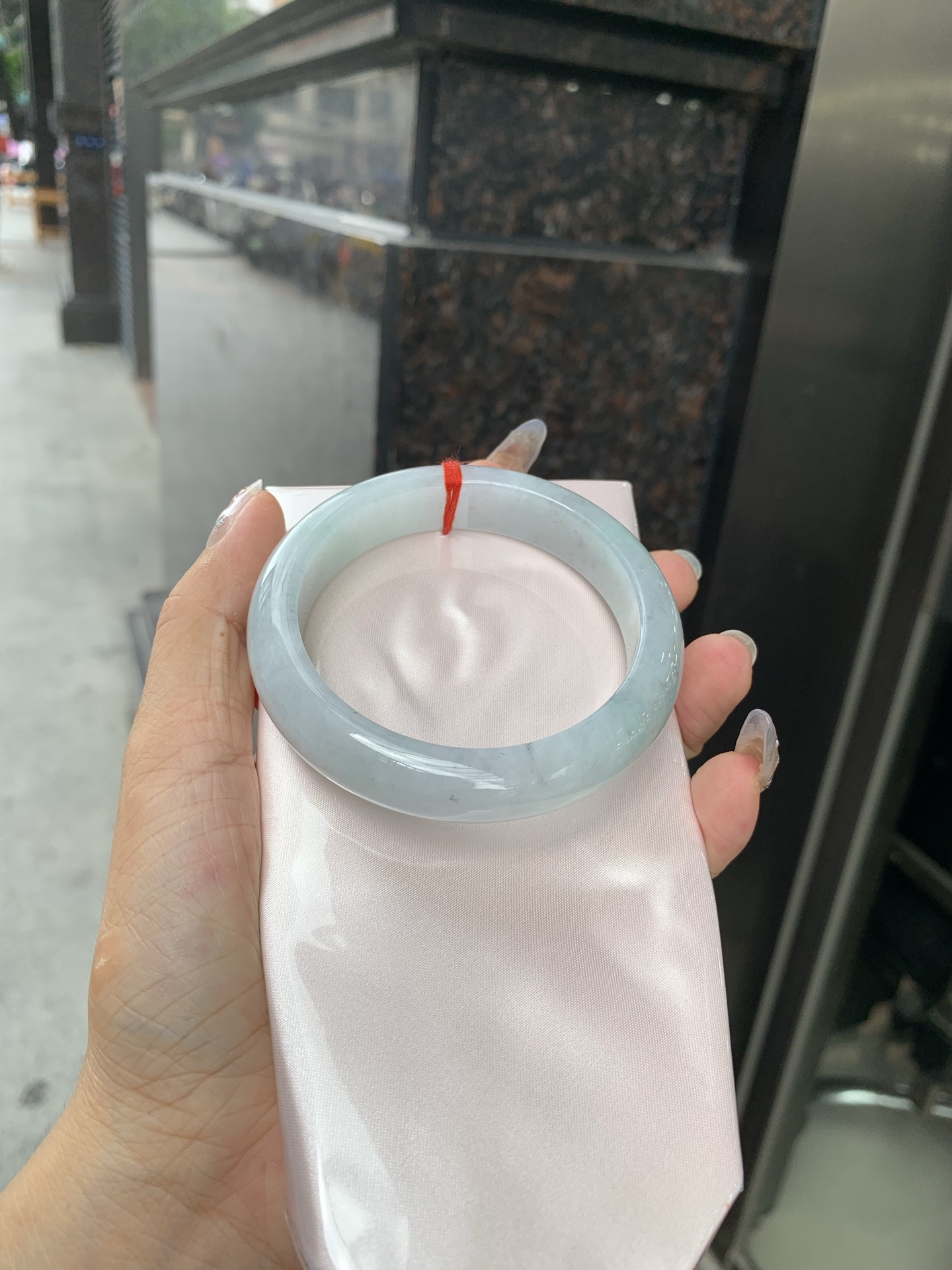 淡果绿乌鸡正圈, 打灯棉线，底妆水润细腻，淡淡果绿为底，乌鸡花为韵，晕染出独一份的诗意浪漫。