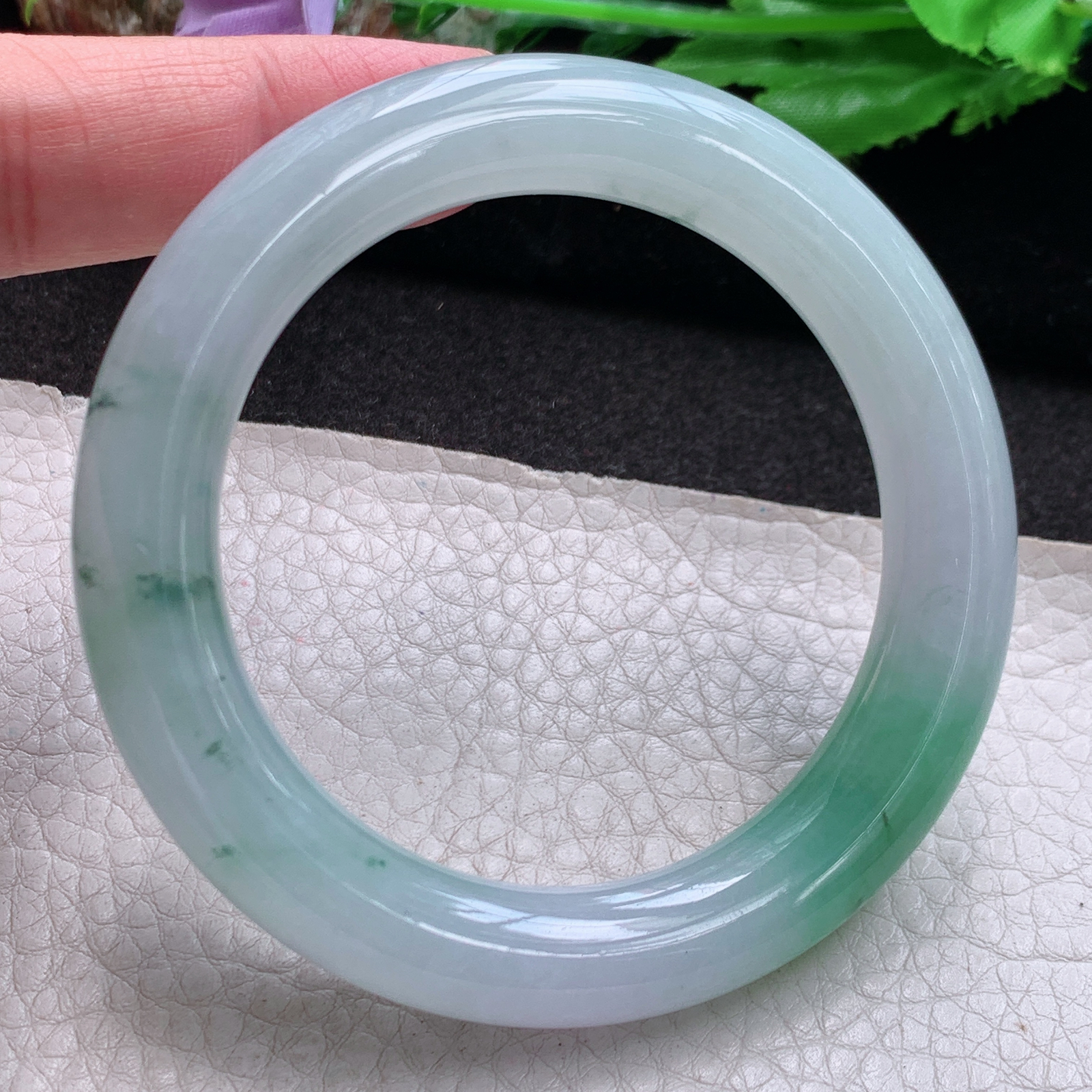 ay自然光55*11*11美人镯 缅甸翡翠a货高品质清新飘绿圆条玉手镯