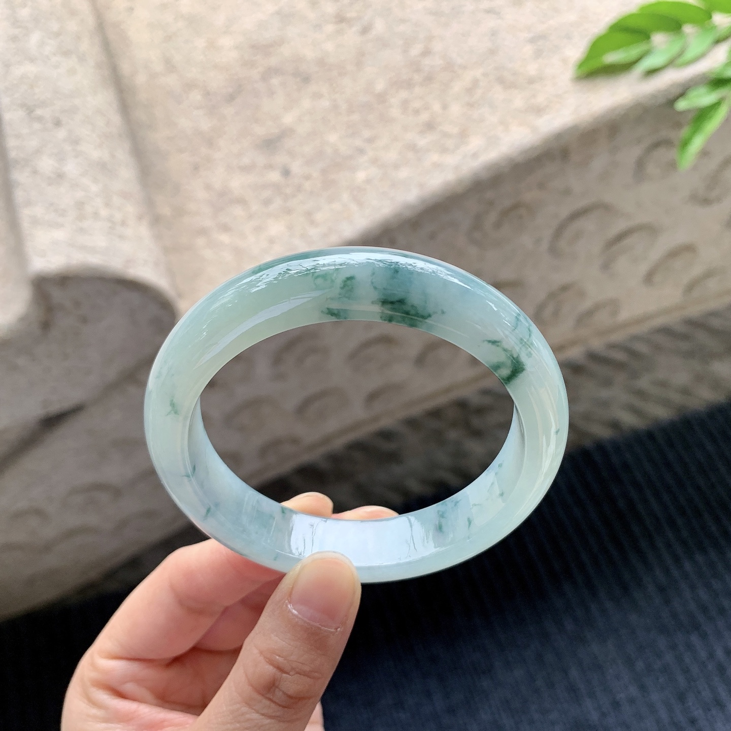 正圈57 58，圈口57.2/13/8.6，编码BA090574，糯冰飘花，水润，种老，细腻，无裂。