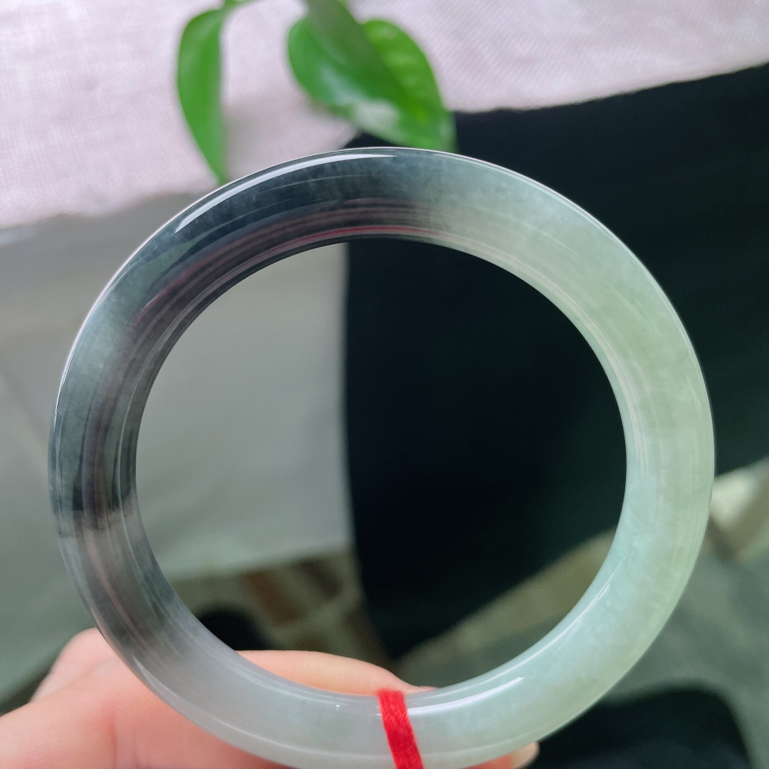 56.5/9.6，乌鸡圆条，一点皮纹，天然水墨意境浑然天成，墨韵在玉骨间缓缓流淌，不刻意雕琢，尽是大自然落笔的山河诗意。ss58012a